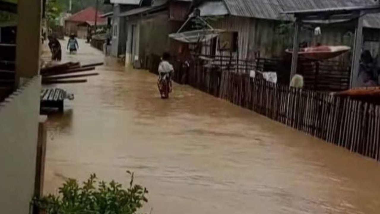 Banjir Donggala menerjang empat dusun di Desa Tosale, Banawa Selatan, merendam 71 KK dan memutuskan jembatan. Bagaimana penanganan daruratnya?