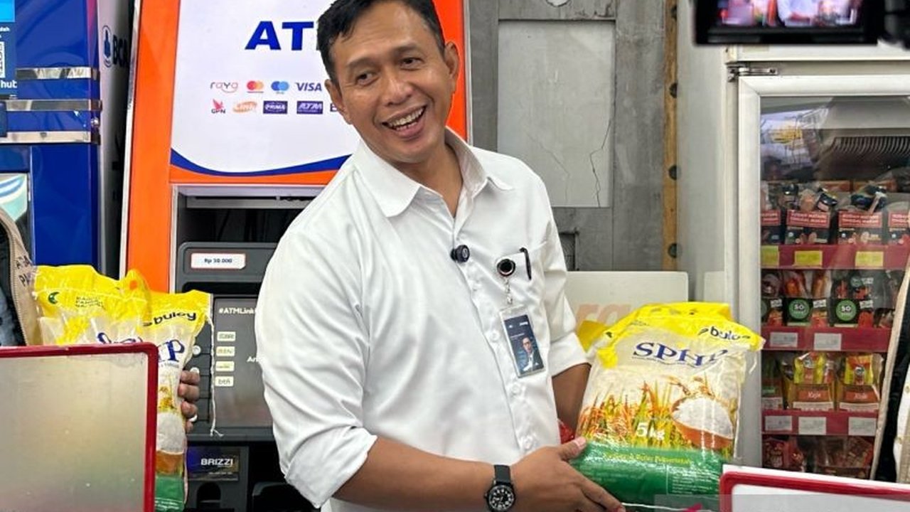 Perum Bulog telah menyalurkan hampir 400 ribu ton beras SPHP untuk stabilisasi harga pangan, bahkan berhasil menekan inflasi di ratusan daerah. Bagaimana dampak program Beras SPHP Bulog ini lebih lanjut?