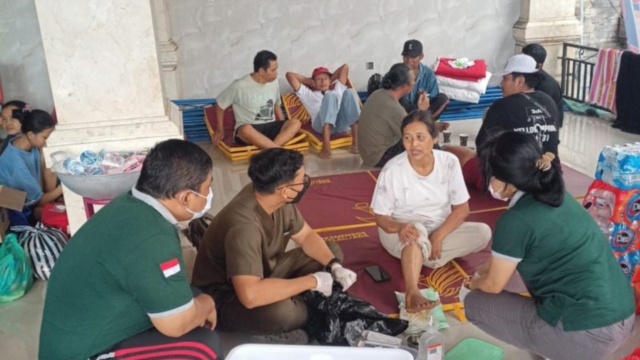 Dinas Kesehatan Denpasar gencar lakukan Safari Kesehatan, rutin cek kesehatan warga terdampak banjir di pengungsian. Apa saja upaya yang dilakukan untuk mencegah penyakit pasca-bencana dan memastikan kesehatan warga terdampak banjir?