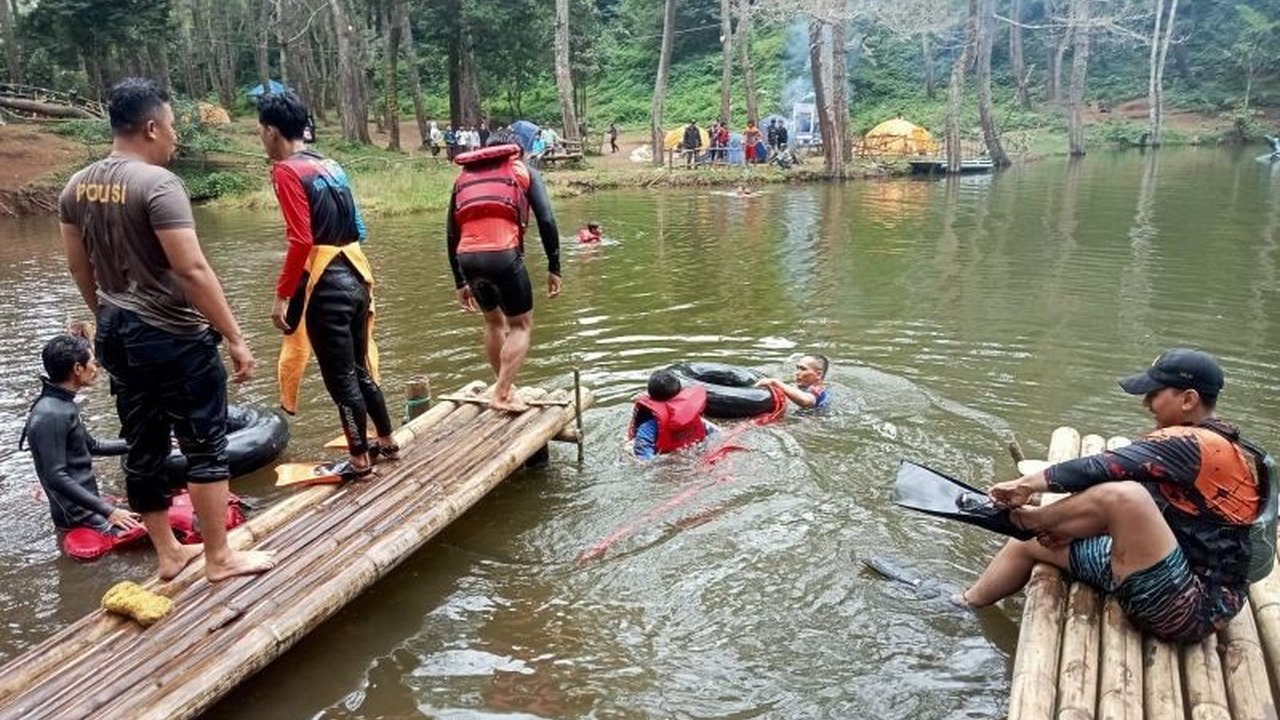 Seorang wisatawan ditemukan tewas tenggelam di Situ Salawe Garut setelah berupaya menyelamatkan dua remaja yang jatuh dari perahu angsa. Tim SAR gabungan berhasil mengevakuasi jasad korban.