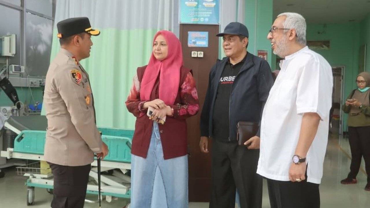 Rombongan karyawan RSBS Jember mengalami Kecelakaan Maut Bromo, menewaskan delapan orang. Jenazah dan korban luka dievakuasi menggunakan 23 ambulans menuju Jember, memicu duka mendalam.