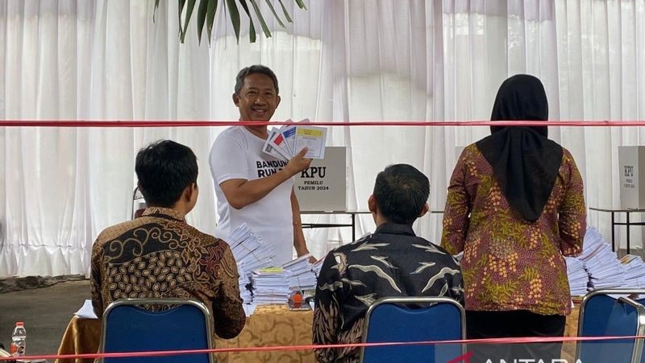 Mantan Wali Kota Bandung, Yana Mulyana, telah resmi **bebas bersyarat** dari Lapas Sukamiskin. Simak detail dan kronologi kasus korupsi yang menjeratnya.