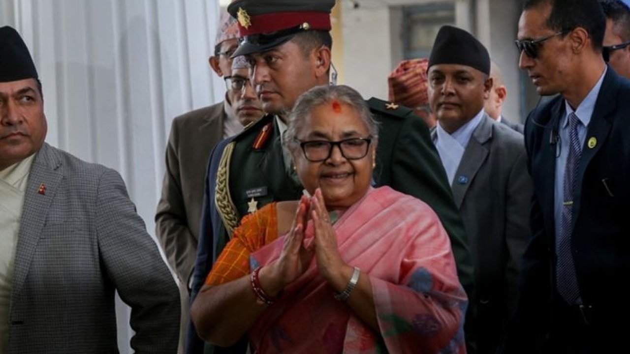 PM Sementara Nepal, Sushila Karki, perempuan pertama yang menjabat, berjanji mengusut tuntas vandalisme saat unjuk rasa besar serta menyelenggarakan pemilu. Apa langkah selanjutnya dari pemerintahan transisi ini?