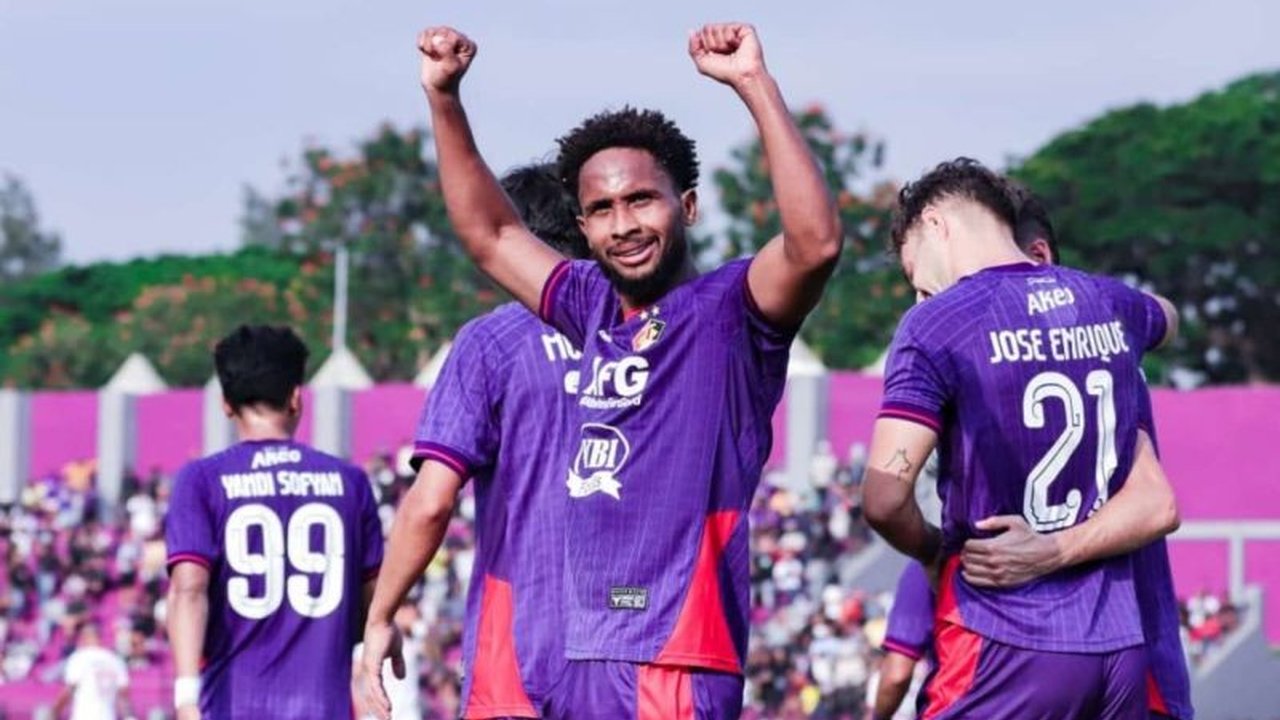Williams Lugo Persik Kediri debut gemilang, langsung dinobatkan sebagai 'Player of the Match' usai sumbang dua assist krusial dan membawa Macan Putih raih kemenangan perdana.
