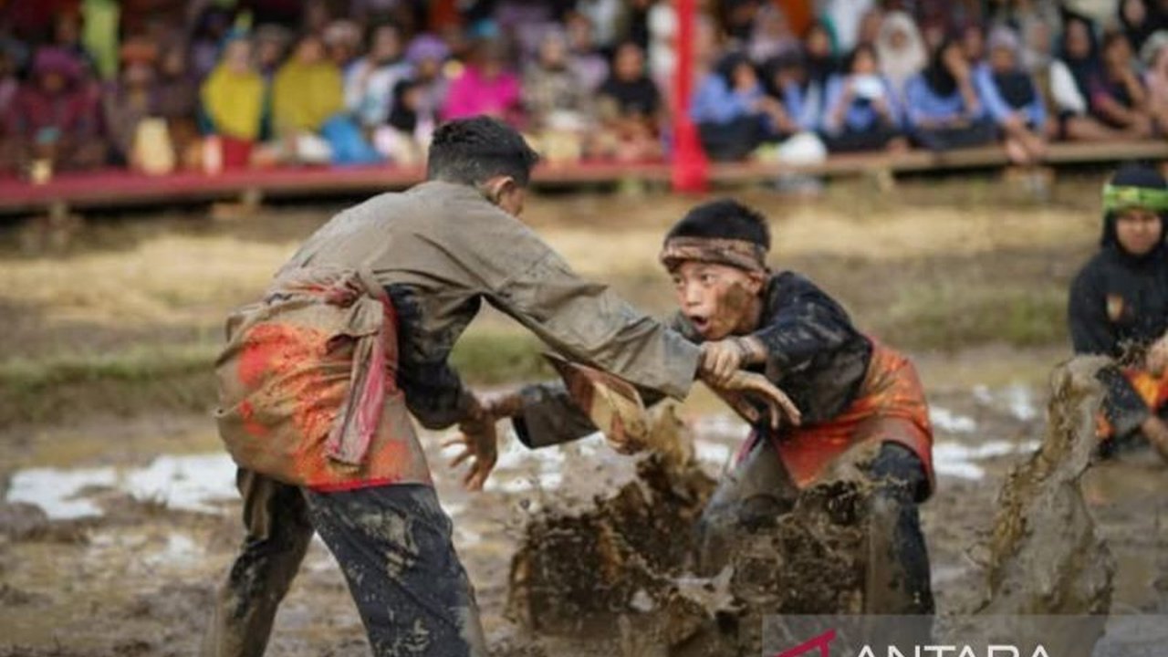 Acara akbar Rang Solok Baralek Gadang 2025 sukses memukau ribuan pengunjung dengan beragam atraksi budaya dan kuliner khas, memperkuat posisi Kota Solok sebagai destinasi wisata unggulan.