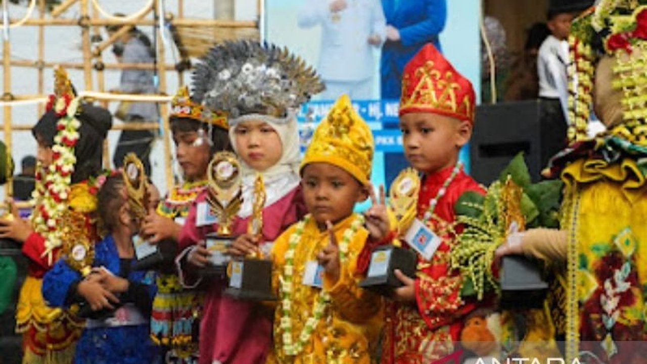 Pemerintah Kota Banjarmasin gencar menumbuhkan generasi pelestari baju adat dengan menyasar anak usia dini. Lomba busana daerah menjadi langkah awal memperkenalkan warisan budaya dan menanamkan kebanggaan.