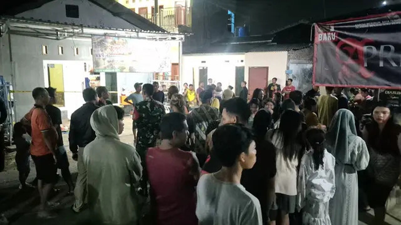 Warga di Kelurahan Wergu Wetan RT 3 RW 1, Kecamatan Kudus Kota, mendadak geger. Dua warga RT setempat ditemukan bersimbah darat ditusuk tetangganya sendiri. (Liputan6.com/ Arief Pramono)