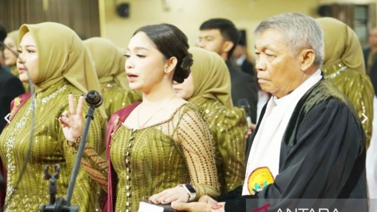 Fakultas Kedokteran Gigi ULM sukses mengukuhkan 28 Dokter Gigi Berprestasi ULM, termasuk lulusan dengan nilai tertinggi nasional, membuktikan kualitas pendidikan yang unggul. Simak detailnya!