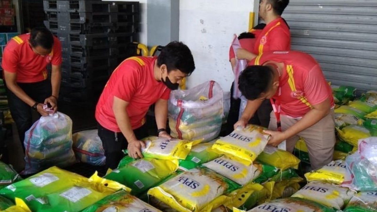 ID FOOD gencar perluas penyaluran beras SPHP di seluruh Indonesia. Simak bagaimana langkah strategis ini berhasil menurunkan harga beras dan menjamin ketersediaan pangan!