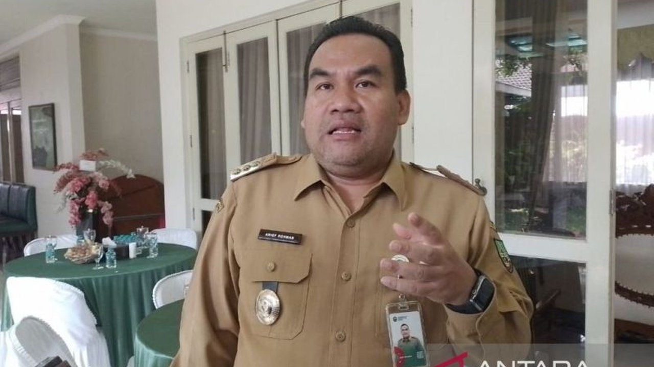 Tunjangan perumahan anggota DPRD Blora melonjak drastis hingga tiga kali lipat, memicu pertanyaan publik. Bupati Blora Arief Rohman menyatakan besaran tunjangan perumahan DPRD merupakan regulasi dari pusat dan masih dalam kajian.