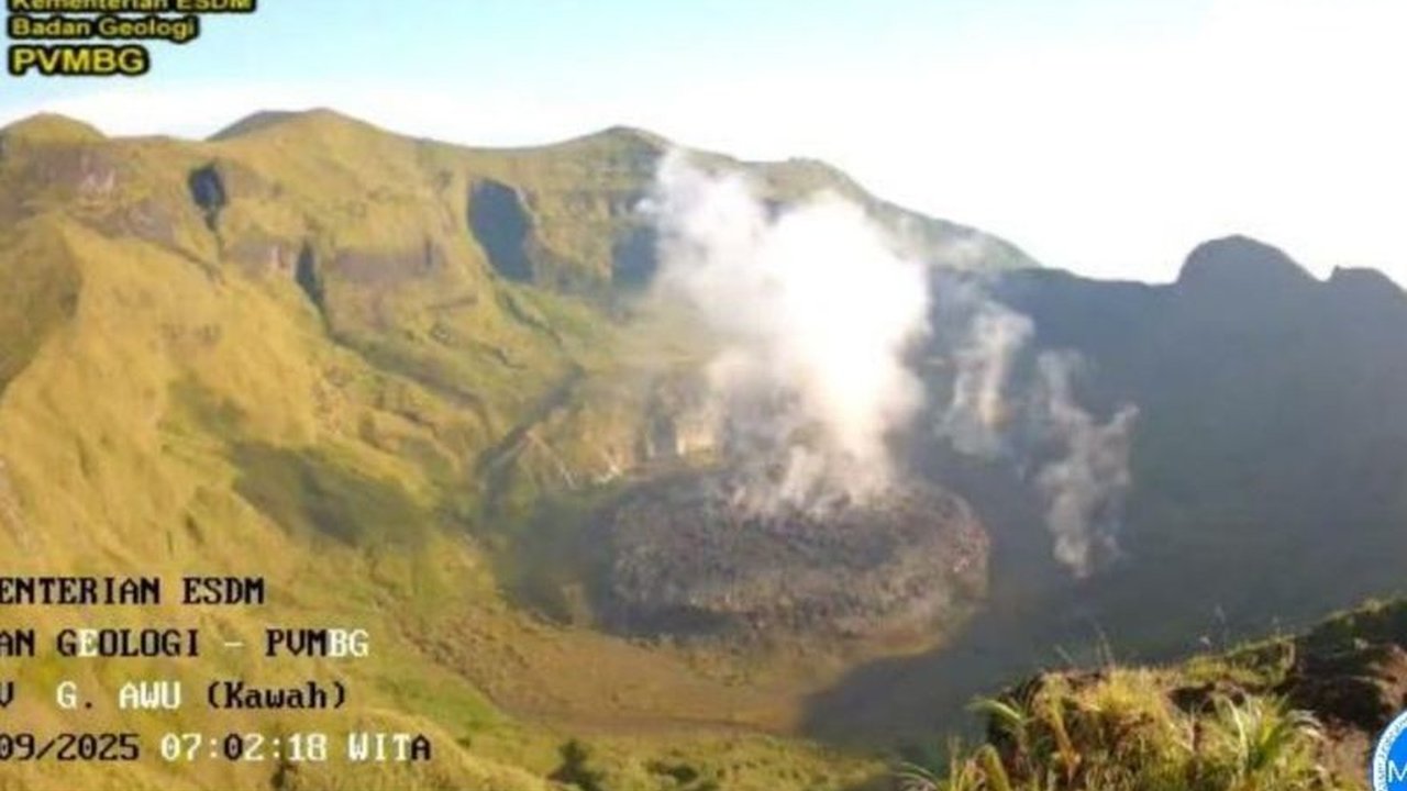 Badan Geologi mengingatkan warga Sulawesi Utara untuk mewaspadai potensi erupsi magmatik eksplosif Gunung Awu yang berstatus Level II (Waspada) dan bahaya yang menyertainya.
