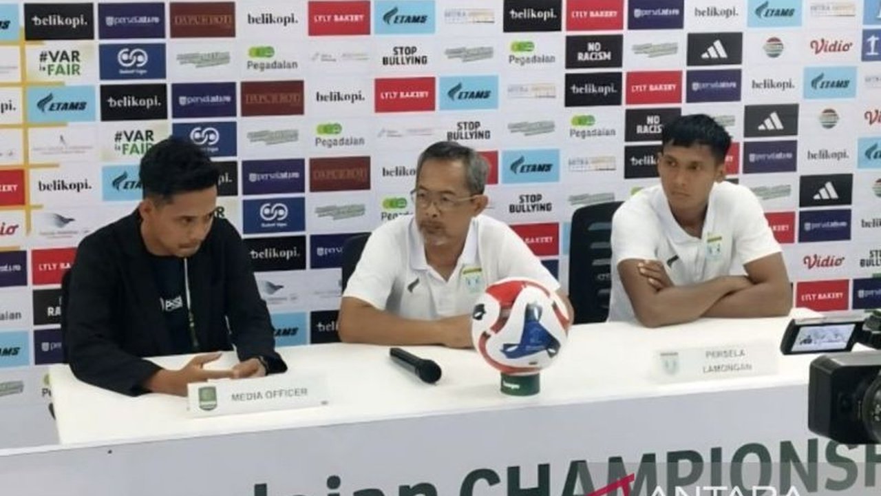Pelatih Persela Lamongan, Aji Santoso, menyoroti tumpulnya lini depan Persela usai kekalahan di laga perdana Pegadaian Championship 2025/2026. Apa rencana evaluasi tim berjuluk Laskar Joko Tingkir ini untuk bangkit?
