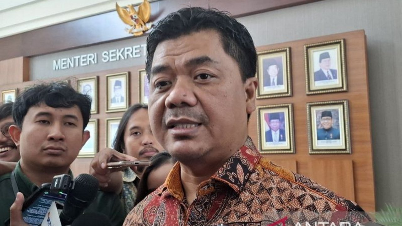 Wamensesneg Juri Ardiantoro menegaskan Istana tidak bisa mengintervensi kebijakan KPU terkait dokumen capres, menekankan status KPU Independen sebagai lembaga mandiri. Mengapa KPU merahasiakan dokumen capres?