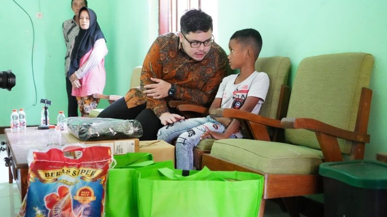 Seorang anak di Kediri putus sekolah karena tidak memiliki akta kelahiran anak. Kini, Bupati Kediri turun tangan memfasilitasi Restu agar bisa kembali mengenyam pendidikan.