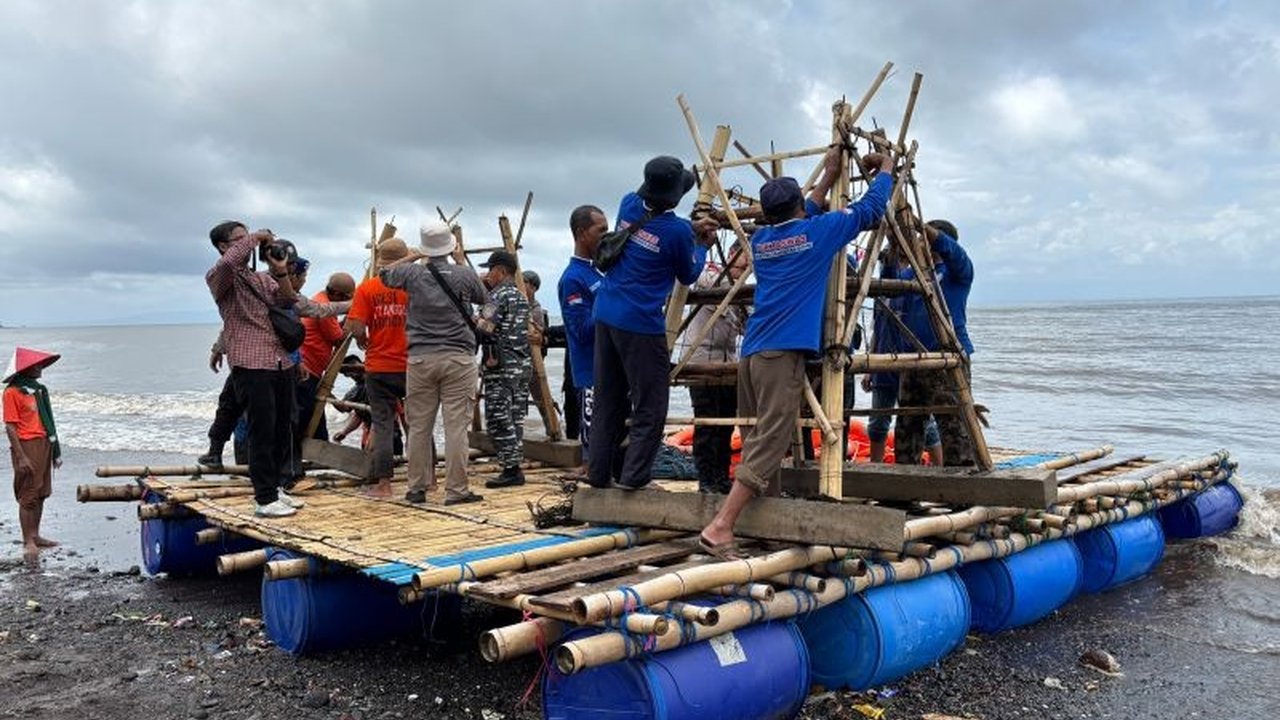 Pemkab Banyuwangi menenggelamkan 'Fish Bank' sebagai upaya konservasi ekosistem laut dan meningkatkan kesejahteraan nelayan. Bagaimana teknologi sederhana ini bekerja?