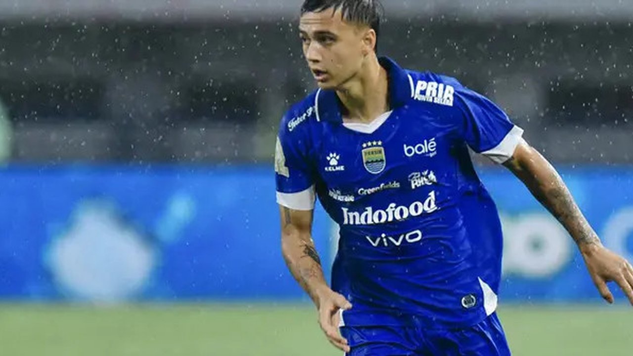 Eliano Reijnders melakoni debutnya bersama Persib Bandung dalam laga versus Persebaya Surabaya di BRI Super League 2025/2026, Jumat (12/9/2025). (Persib Official)
