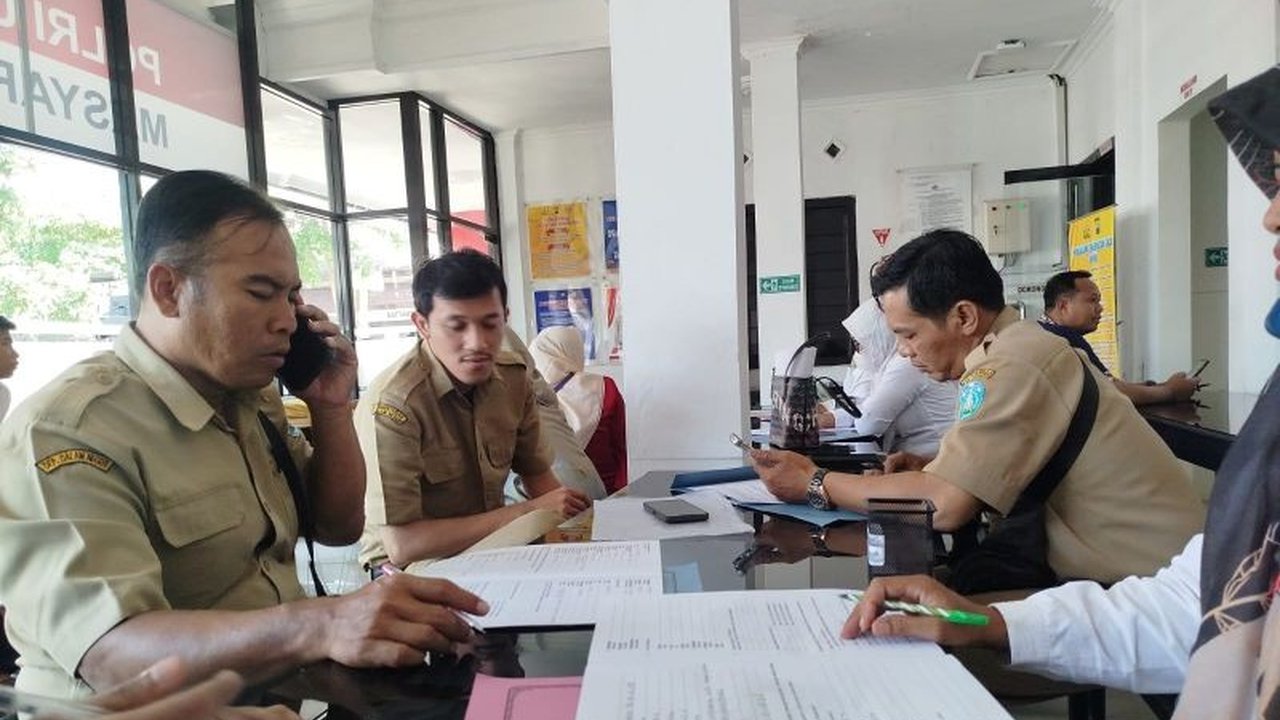 Permohonan SKCK Ponorogo melonjak drastis hingga 10 kali lipat pasca pengangkatan PPPK paruh waktu. Polres Ponorogo kewalahan namun berkomitmen melayani, apa penyebab lonjakan ini?