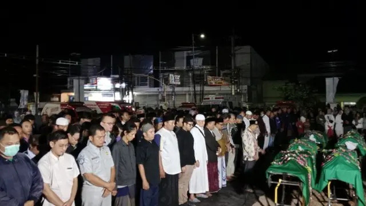 Tujuh jenazah korban kecelakaan bus di Bromo saat disalatkan di halaman parkir RSBS Jember oleh puluhan karyawan dan keluarga. (Liputan6.com/ Dok Ist Zumrotun)