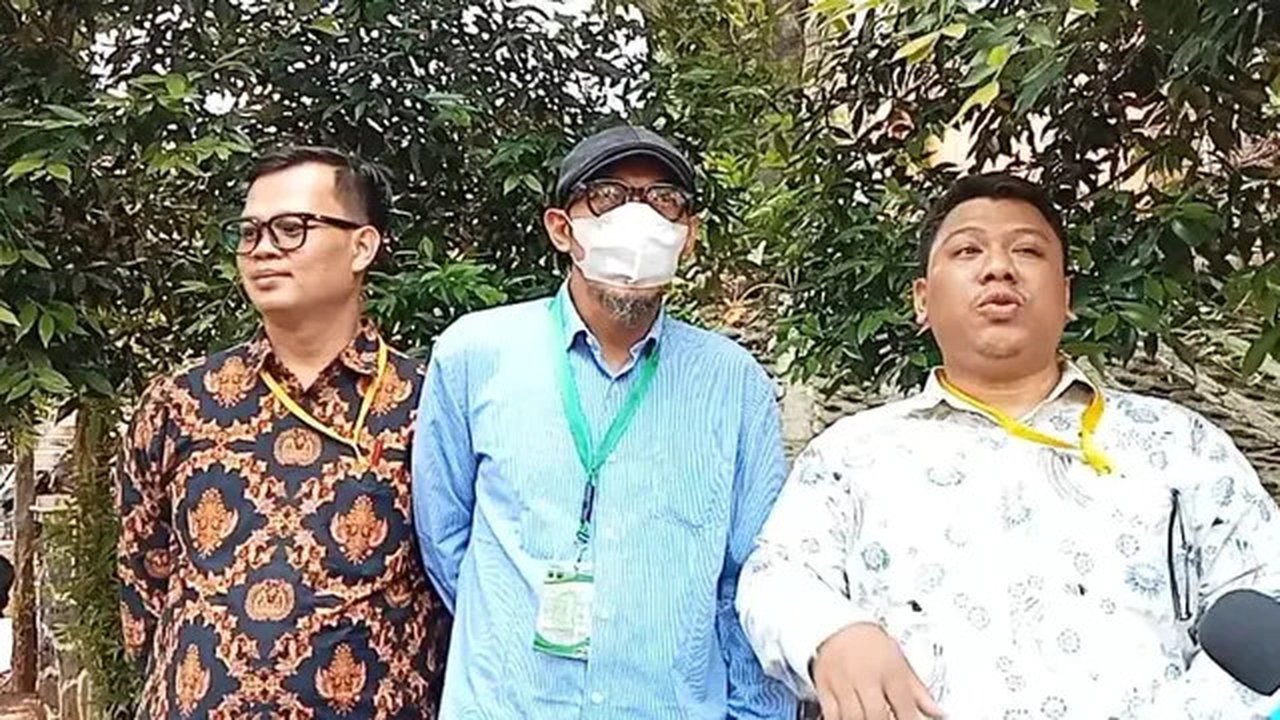 Suami almarhumah Mpok Alpa, Aji Darmaji datangi Pengadilan Agama Jakarta Selatan, Senin (15/9/2025). Ia jalani sidang soal permohonan perwalian anak.
