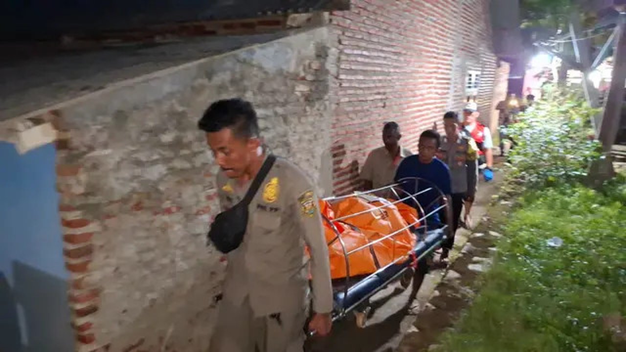 Korban berinisial IR (56) ditemukan bersimbah darah dengan luka sayatan senjata tajam di bagian leher.