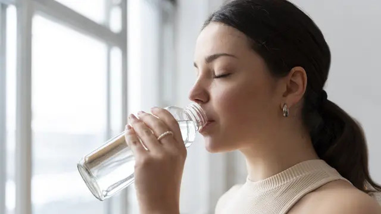 cegukan minum air putih./copyright. pexels/