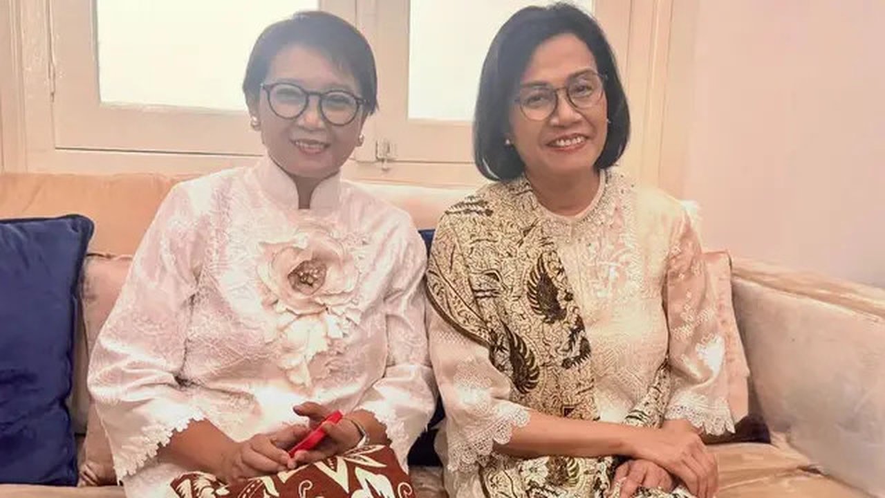 Sri Mulyani dan Retno Marsudi kompak hadiri wisuda anak dari PPDS UI (Foto: Instagram @smindrawati)