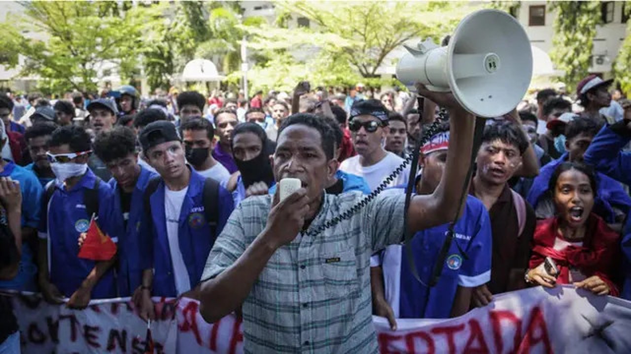 Mahasiswa di Timor Leste pada Senin (15/9/2025) menuntut anggota parlemen membatalkan rencana pembelian mobil baru bagi anggota parlemen. (Dok. AFP/Valentina Dariell De Sousa)