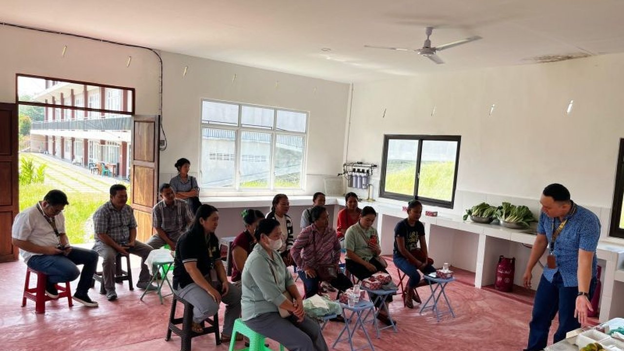 Institut Shanti Bhuana (ISB) Bengkayang gencar melatih Kelompok Wanita Tani (KWT) dalam pengemasan ramah lingkungan dan pemasaran digital. Program ini bertujuan meningkatkan daya saing produk lokal dan ekonomi hijau, membuat pembaca penasaran bagaimana da