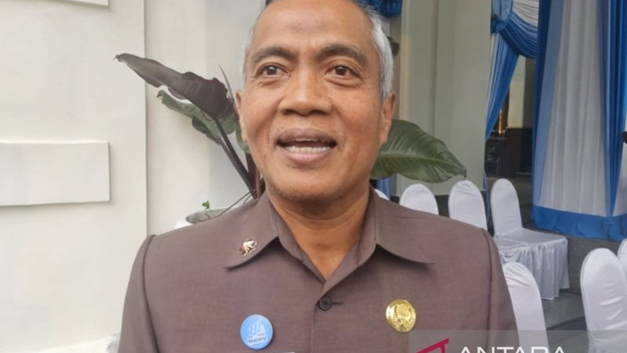 Pemerintah Kota Malang serius memajukan sektor pariwisata dengan program sertifikasi tour leader nasional. Sebanyak 17 tour leader telah lulus, siap tingkatkan kepercayaan dan lapangan kerja.