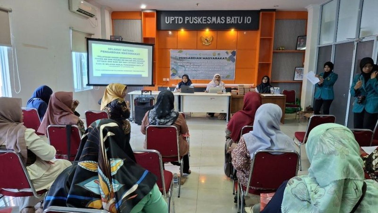 Poltekkes Kemenkes Tanjungpinang menggelar pelatihan deteksi dini kaki diabetes dan senam kaki di Puskesmas Batu 10, upaya krusial cegah komplikasi serius. Simak dampaknya!