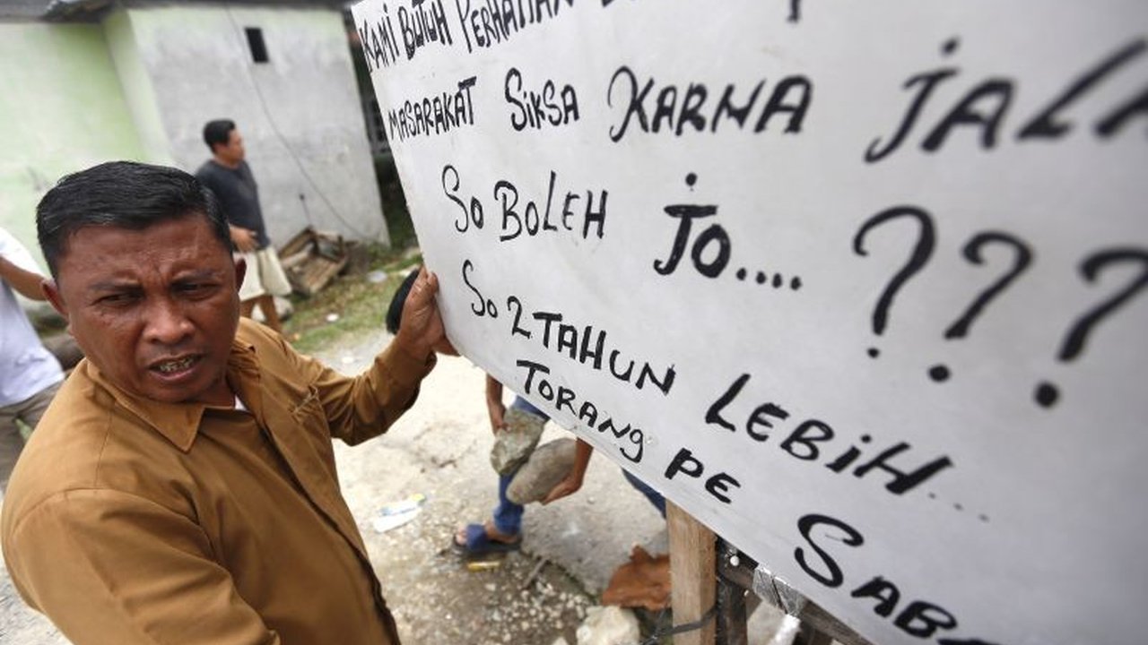 Pemkab Gorontalo berhasil membuka blokade warga di Pentadio Barat yang menuntut perbaikan jalan. Kapan Perbaikan Jalan Pentadio Barat akan dimulai dan apa janji pemerintah?