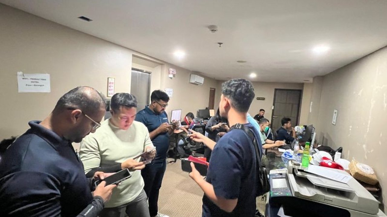 Disparekraf DKI Jakarta dan Imigrasi bongkar praktik ilegal WNA jadikan hotel kantor di Terraz Tri Hotel lantai 7, menyalahi aturan dan memicu penyelidikan lebih lanjut.