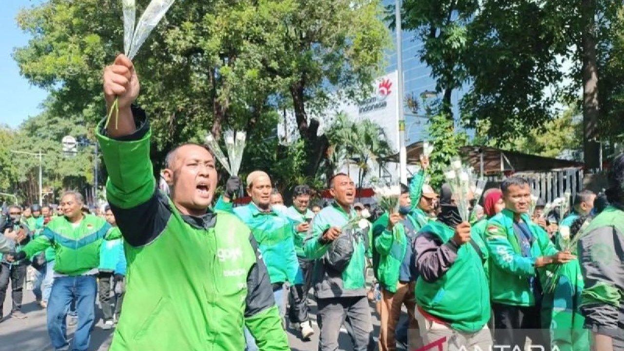 Ribuan pengemudi ojol berencana menggelar unjuk rasa besar di Kemenhub dan DPR pada 17 September 2025. Mereka membawa 7 tuntutan krusial, termasuk RUU Transportasi Online. Apa saja?