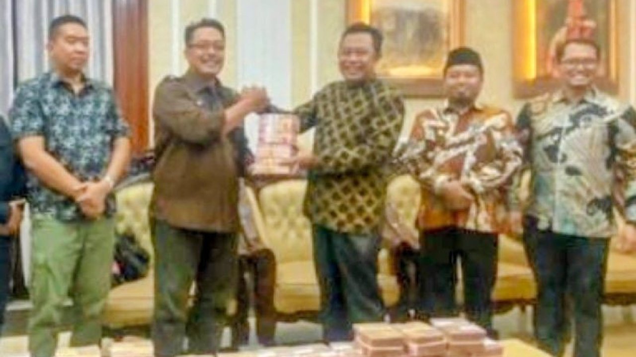 Kejaksaan Negeri Bondowoso berhasil mengembalikan Rp2,2 miliar uang hasil korupsi ke Pemkab Bondowoso. Dana **pengembalian uang korupsi Bondowoso** ini akan digunakan untuk infrastruktur, bagaimana detailnya?
