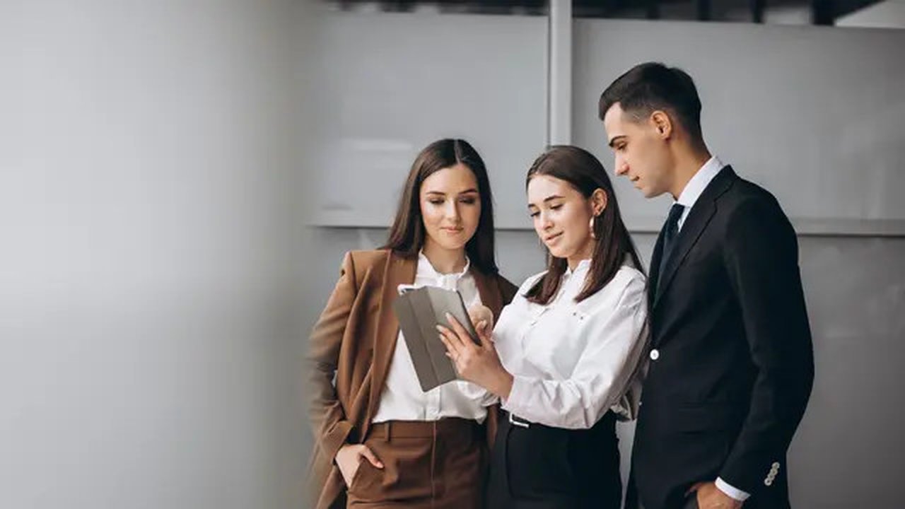 Sahabat Fimela, kamu pernah merasa tidak pantas dengan pencapaian yang sudah di raih? Hal itu bisa jadi pertanda imposter syndrome. Yuk, cari tahu cara mengenali dan melawannya agar lebih per