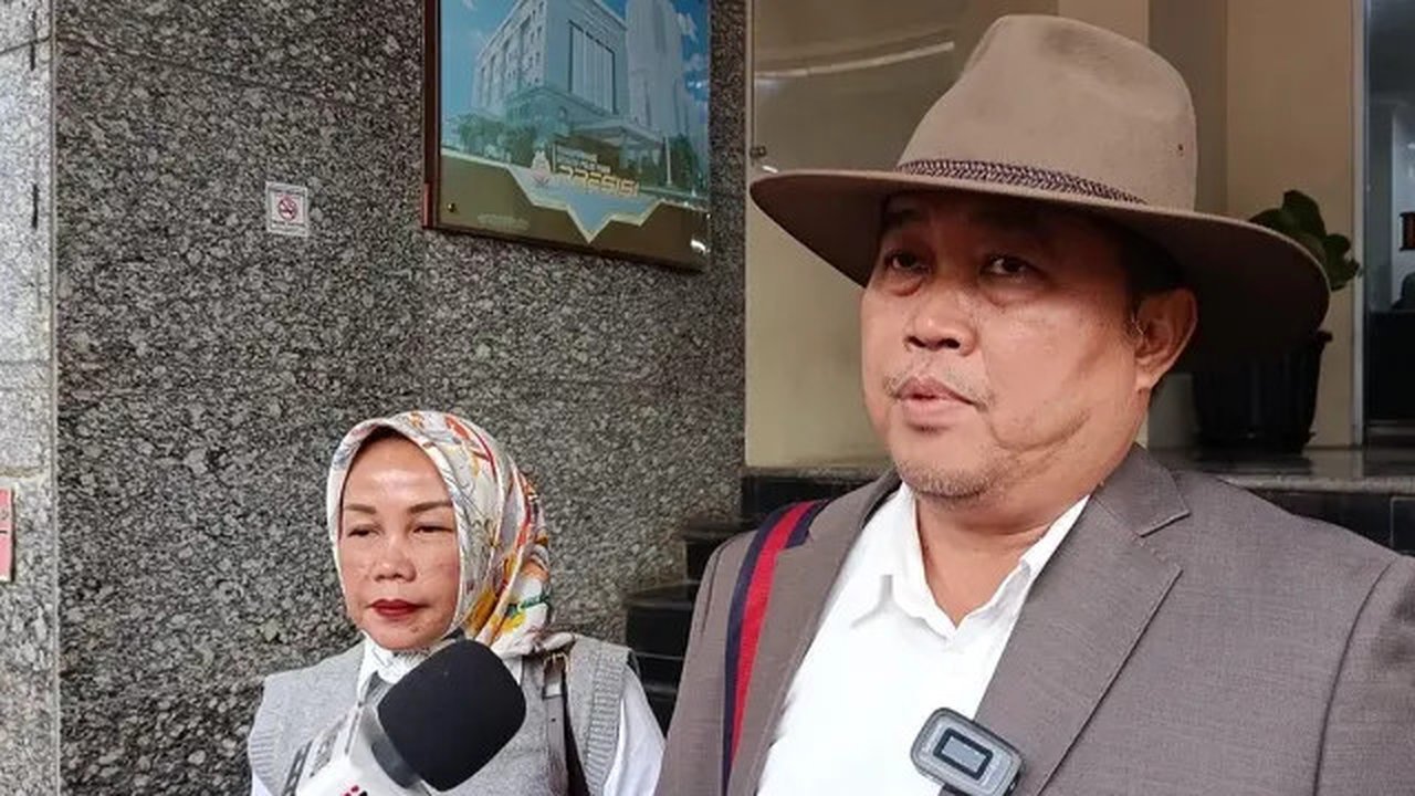 Kuasa hukum keluarga korban kepala cabang bank BUMN berinisial MIP, Boyamin Saiman di Polda Metro Jaya. (Foto: Liputan6.com/Ady Anugrahadi).