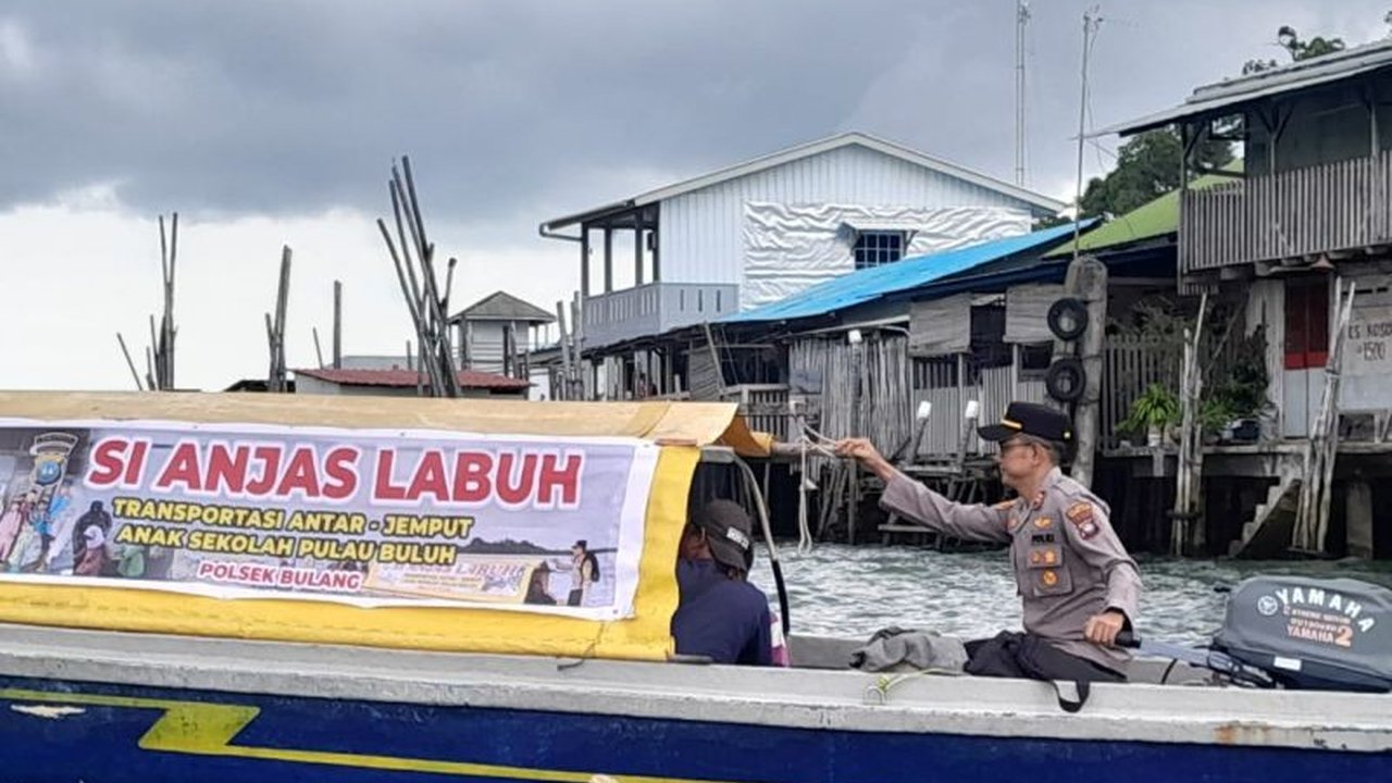 Polsek di Polresta Barelang meluncurkan inovasi layanan anak humanis, Si Anjas Labuh dan Si Amru, memastikan pendidikan dan keamanan anak-anak Batam terjaga. Simak selengkapnya!