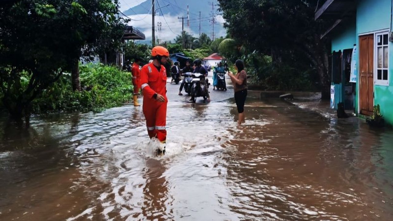 Pemerintah Kabupaten Natuna bergerak cepat menyiapkan langkah antisipasi banjir Natuna. Temukan penyebab sebenarnya dan strategi komprehensif yang disiapkan Pemkab!