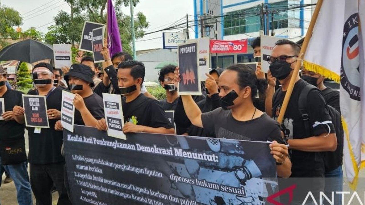 Puluhan wartawan di Jambi serukan **boikot Polda Jambi** setelah insiden penghalangan liputan Komisi III DPR, menyoroti dugaan pembungkaman kebebasan pers dan minimnya respons Kapolda.