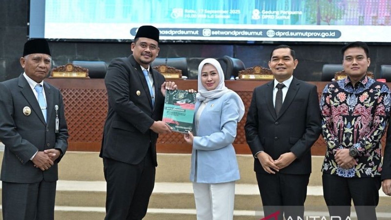 Gubernur Bobby Nasution mengumumkan Perubahan APBD Sumut 2025 menjadi Rp12,54 triliun. Penurunan signifikan ini dipicu dinamika ekonomi dan prioritas pembangunan, akankah berdampak pada masyarakat?