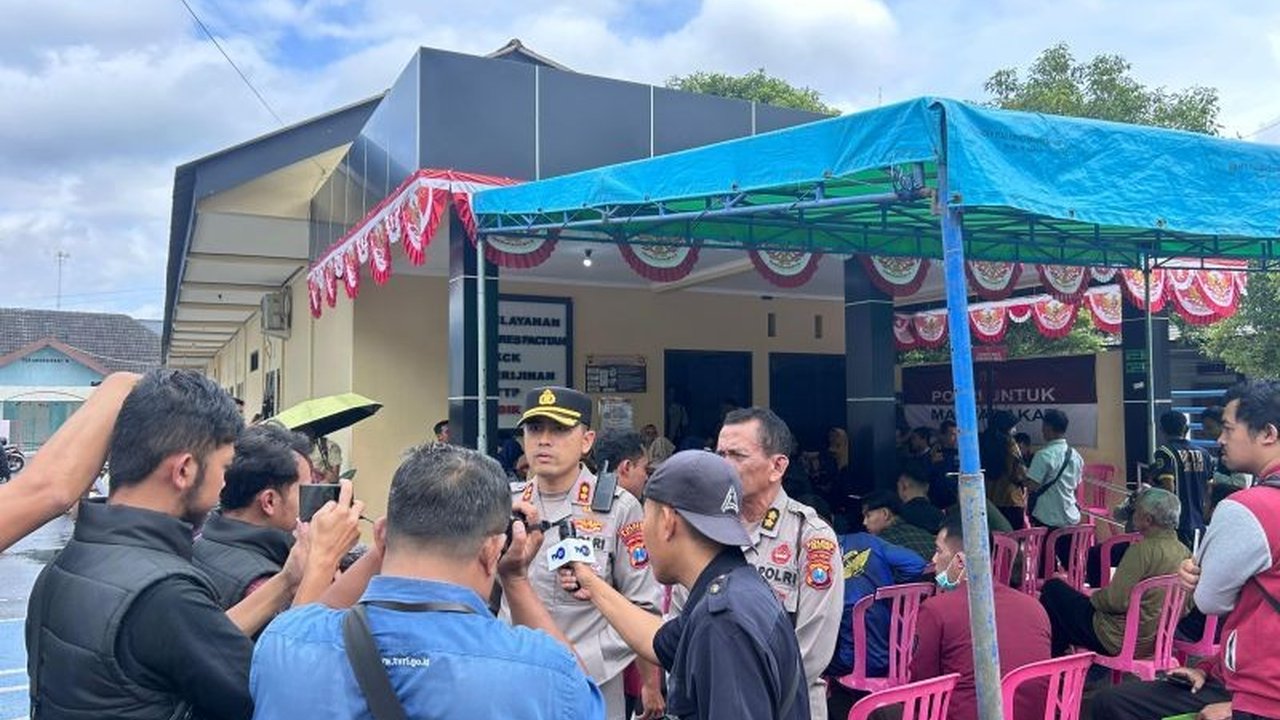 Merespons lonjakan pemohon, Polres Pacitan melakukan perpanjangan jam pelayanan SKCK hingga malam hari, memastikan semua berkas PPPK paruh waktu terselesaikan tepat waktu.
