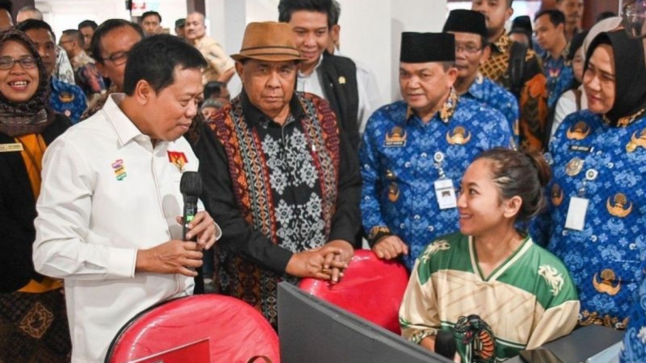 Mal Pelayanan Publik (MPP) Kabupaten Semarang diakui Komisi II DPR RI sebagai percontohan nasional. Temukan bagaimana 124 layanan digitalnya mengubah birokrasi dan menjadi inspirasi bagi daerah lain!