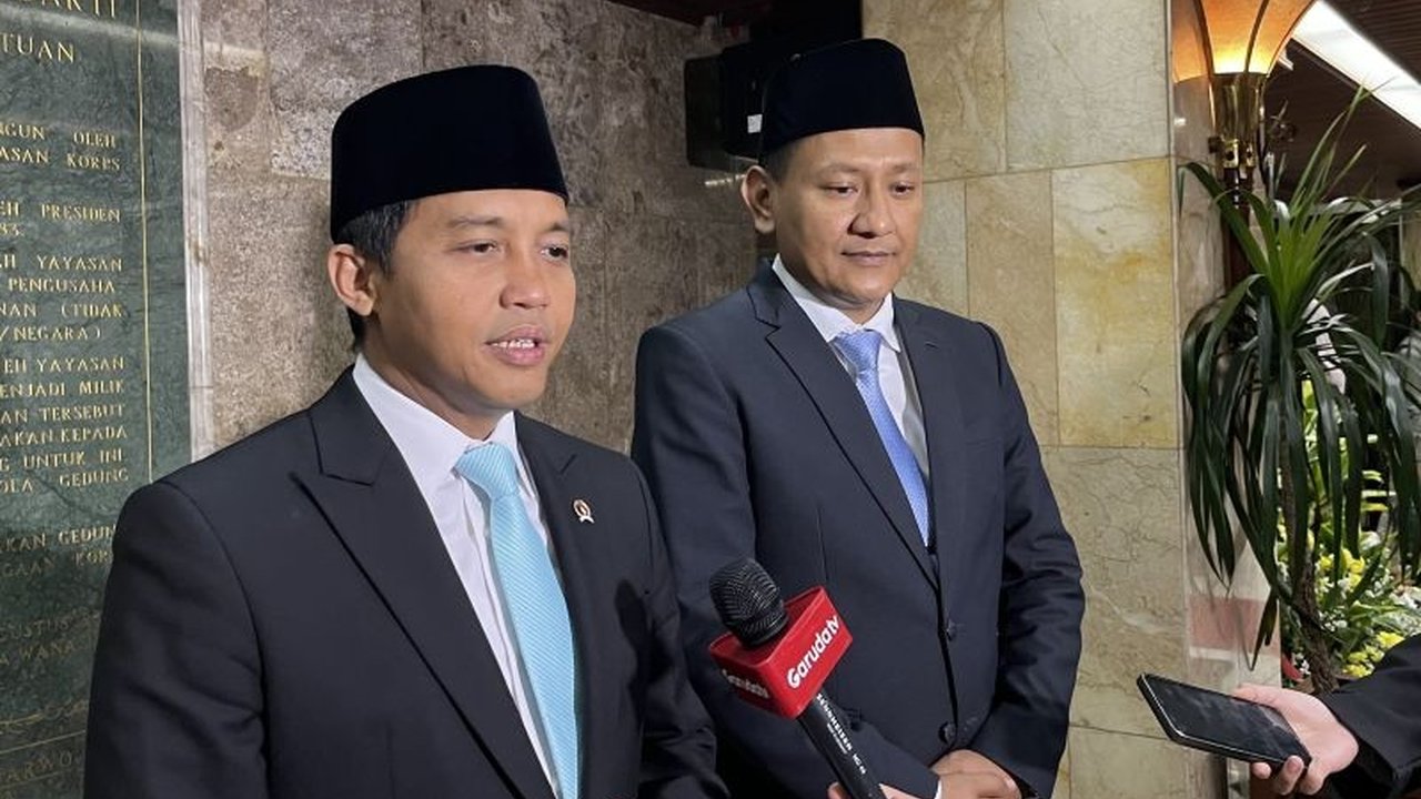 Menteri Kehutanan Raja Juli Antoni memastikan Satgas Percepatan Penetapan Hutan Adat akan segera memberikan kepastian hukum bagi 70 ribu hektare hutan adat tahun ini, mempercepat target hingga 2025.