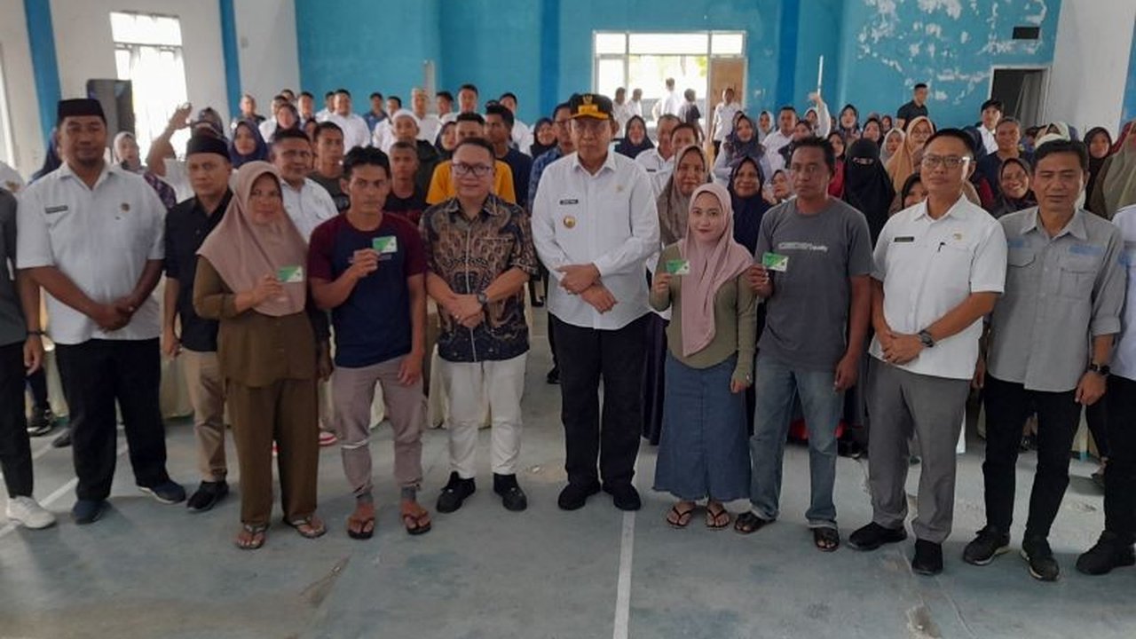 Gubernur Gorontalo Gusnar Ismail aktif menjaring aspirasi masyarakat pesisir di Kabupaten Bone Bolango, sekaligus meninjau fasilitas publik dan menyerahkan bantuan pokok, wujud nyata kehadiran pemerintah.