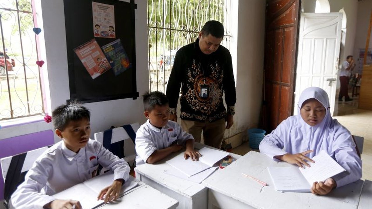 Ombudsman Gorontalo Tinjau SDN 1 Bone Raya yang masih menggunakan bekas masjid sebagai tempat belajar mengajar. Kondisi ini terjadi sejak 2020 setelah bangunan sekolah hancur diterjang banjir. Simak upaya percepatan pembangunan sekolah baru!