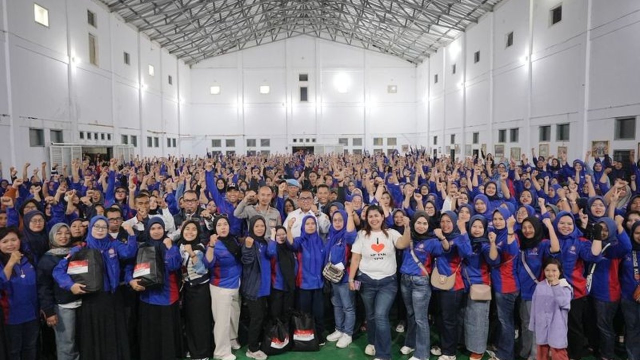 Presiden KSPSI Andi Gani Nena Wea menyalurkan bantuan Kapolri untuk buruh PHK di Jawa Barat. Ribuan pekerja terdampak di Bandung dan Garut menerima sembako, akankah ini jadi harapan baru?