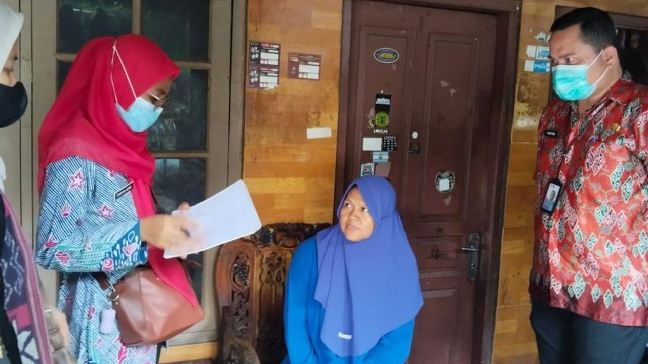 Pemkot Jakarta Utara, melalui Kelurahan Kelapa Gading Barat, gencar melakukan skrining TBC dari pintu ke pintu. Langkah proaktif ini bertujuan mendeteksi dini dan mencegah penularan TBC, demi kesehatan warga.