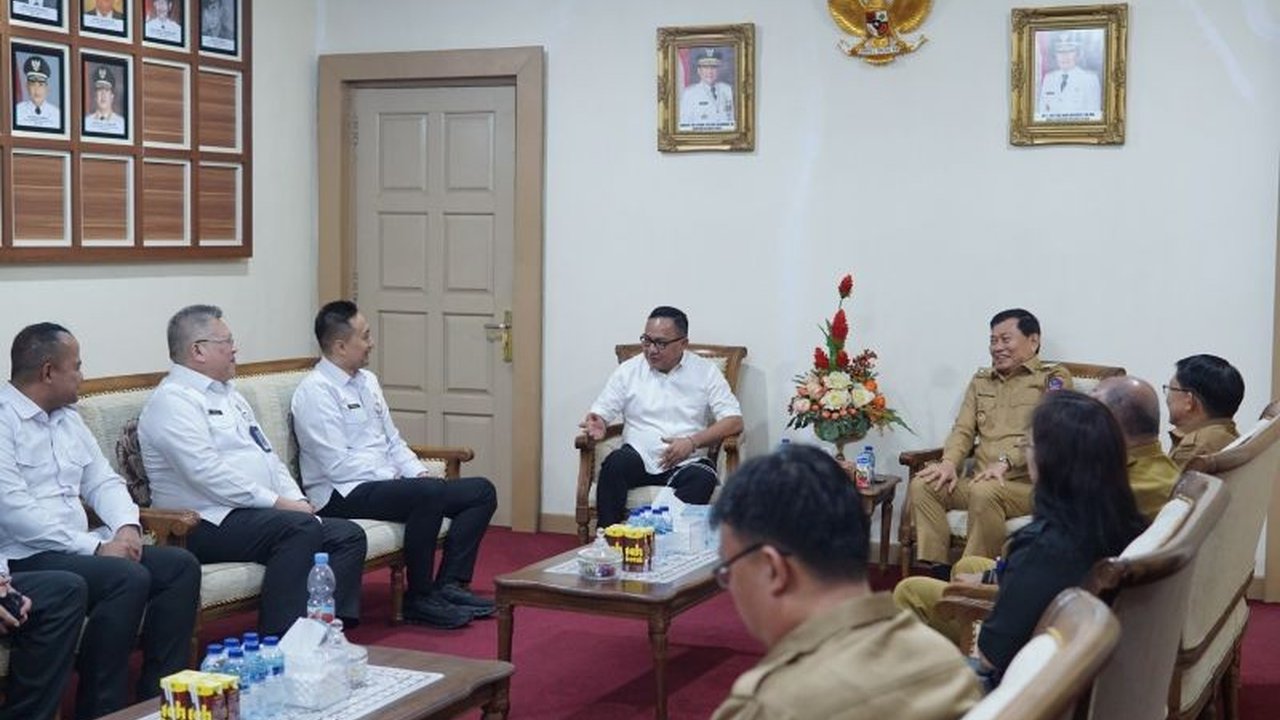 Pemerintah Provinsi Sulawesi Utara berkomitmen penuh memastikan layanan dukcapil bagi warga keturunan Filipina (PPDs) di Bitung dan Tahuna sesuai regulasi. Simak detailnya!