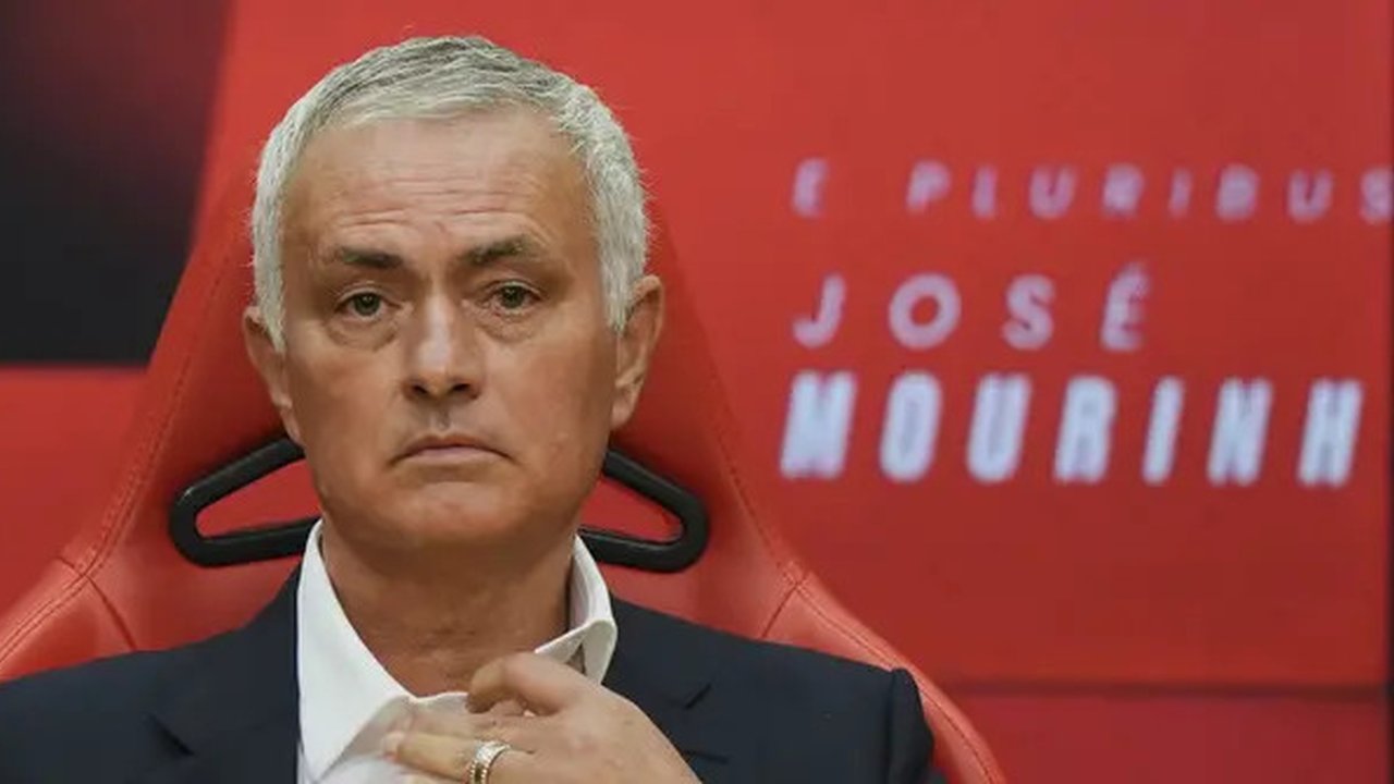 Jose Mourinho saat diperkenalkan sebagai pelatih Benfica. (AP Photo/Ana Brigida)