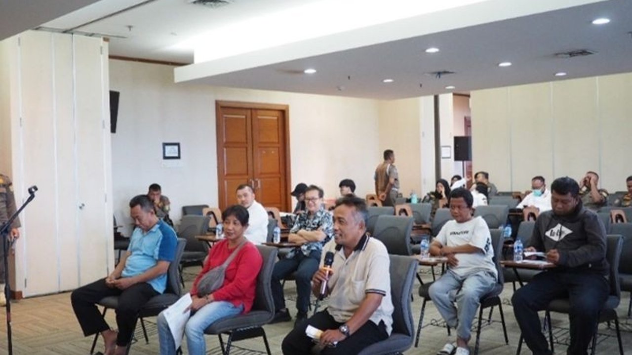 Puluhan warga Jakarta Barat yang melanggar Peraturan Daerah (Perda) Ketertiban Umum mengikuti Sidang Tipiring Pelanggar Perda dengan total denda belasan juta rupiah. Apa saja pelanggarannya?